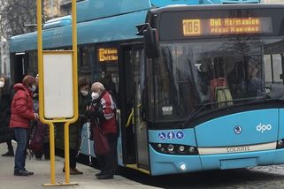 Konflikt v ostravském trolejbusu: Rodiče malé holčičky se poprali s revizorem, ukazuje video