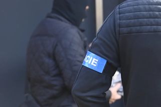 Policie při zásahu v centrále VZP zadržela 19 lidí