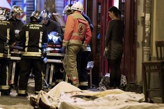 Deset let po masakru v Paříži upozorňují Francouzi na novou podobu terorismu