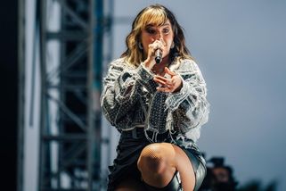 Sexy a divoká: Ewa Farna si polské publikum hýčká. Ultrakrátká mini i kraťásky