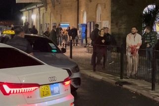 Muž s nožem zaútočil na cestující v britském vlaku. Deset zraněných - Seznam Zprávy