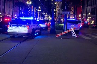 Nákladní auto najelo do davu v New Orleansu, patnáct mrtvých. Útočník měl vlajku Islámského státu - Novinky