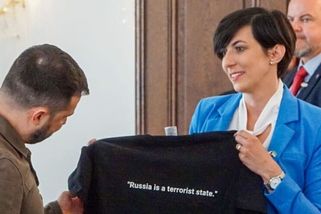 VIDEO: Hloupý pubertální výstřelek, hodnotí expert dar Pekarové pro Zelenského. Je mladá, dodal jiný