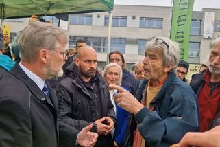 Komunisté byli lepší, vybalila seniorka v Kyjově na Fialu. Dav se jí vysmál - Novinky