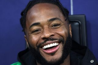 Hrdina Sterling. Postavil se bandě maskovaných lupičů, aby ochránil svou rodinu