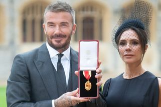 David Beckham byl konečně pasován na rytíře, z Victorie je lady. Takový výsměch ale určitě nečekala