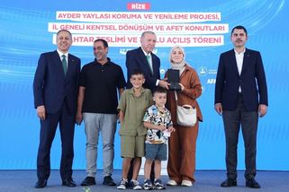 Erdogan před zapnutými kamerami vlepil chlapci facku, protože mu nepolíbil ruku - Novinky