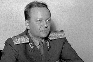 Alexej Čepička, zakladatel PTP, ministr obrany a Gottwaldův zeť zemřel zcela dementní v léčebně - Médium.cz