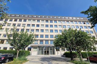 Dělník hodil Ukrajinci na stavbě na hlavu paletu. Byl tu ilegálně, odmítal u soudu platbu odškodného - Novinky