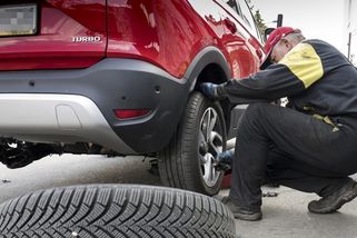 Poslední možnost přezout kola před hrozbou pokuty. Teploty začnou brzy klesat