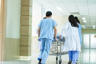 Rusko chystá zákon, který obnoví praxi umístěnek pro mladé lékaře z dob SSSR. Pokud odmítnou, zaplatí