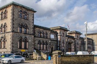 „Systém je v naprostém rozvratu.“ Britové pátrají po omylem propuštěném vězni - Seznam Zprávy