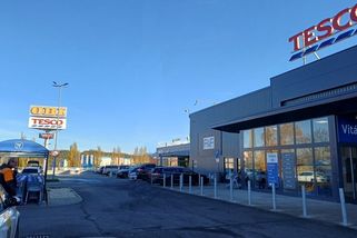 Darování potravin v projektu Tesca se zvrtlo v absurdní plýtvání. Jídlo končí v koši - Médium.cz