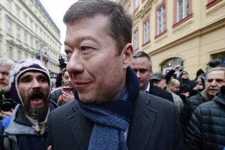 Okamura nepřijde 17. listopadu na Národní třídu. Zúčastní se piet u Hlávkovy koleje a v Ruzyni