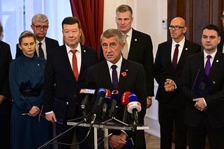 Sliby vlády zadluží rozpočet na 350 miliard, řekl ekonom. Zmínil i zvýšení daní