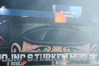 Abyste nezemřeli, hrozí Turci kvůli Švejkovi. Transparent jste znali, nechápe Plzeň