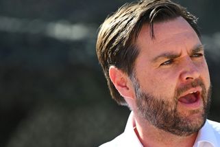 Vanceovi ujela slova, urazil před kamerou Číňany. Na sociálních sítích se do něj pustili