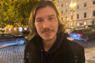 Proti Okamurovi. Proti SPD. Před Hrad přišli další demonstranti proti vládě