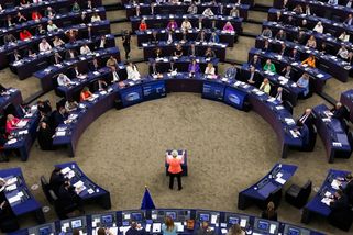 Europarlament schválil zvýšení cel na hnojiva a další produkty z Ruska a Běloruska