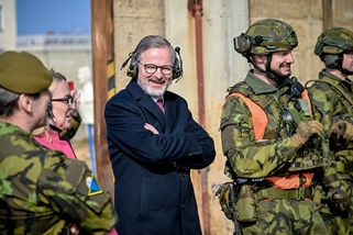 Opilý Dmitrij Medveděv volal Petru Fialovi, ten se vysmál jeho výhrůžkám - Médium.cz