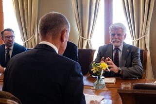 Tak velký tlak zatím nevyvíjel na novou vládu žádný prezident - Médium.cz