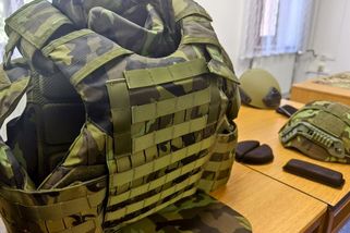 Průstřelné vesty obrana ani po pěti měsících nereklamovala. Chystá prý metodické podklady - Novinky