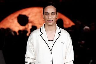 Místo testu pohlaví se odvážně ukázala na módní přehlídce. Kontroverzní boxerka Chalífová šokovala Paříž - Sport.cz