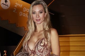 Jsem buran, dnes jsem se chtěla blýsknout. Mottlová vsadila na obří výstřih šatů! Do očí se jí dívat nešlo - Super.cz