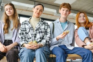 Rohlík se sýrem kraluje školním svačinám, skoro polovina dětí nesnídá. Rostoucí ceny mění obsah krabiček, ukázal průzkum