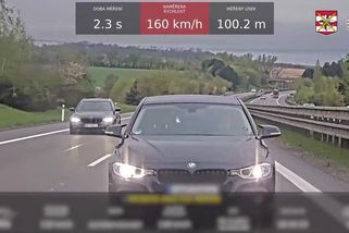 Řidička BMW se ve sto šedesáti na D1 lepila na auto před sebou. Byli to policisté - Novinky