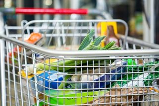 Plný nákupní vozík přivázali za skútr a odjeli domů. Svědek v Belgii to zachytil na video - Novinky