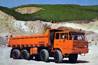 Obří náklaďák Kolos od Tatry nesloužil jen v armádě. Drtikolka T813 měla gigantický motor a tahala i letadla. Přezdívku dostala díky filmu - Garáž.cz