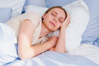 Která poloha spánku je nejzdravější? Spaní na správném boku uleví od pálení žáhy i chrápání