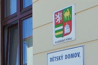 Soud řešil sex v dětském domově na Klatovsku. Vychovatelka načapala dvojici v posteli - Novinky