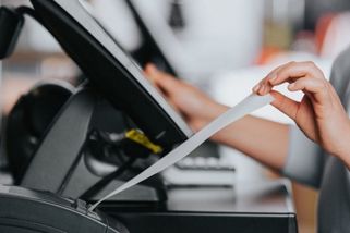 „Kupte si radši rajče a šunku,“ okomentovala starší paní nákup mladé ženy. Střet generací skončil překvapivým zjištěním