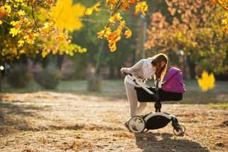 Mateřství je to nejlepší alibi na světě. Schováváme se za kočárek, legíny a spánek dítěte. Geniální! - Médium.cz
