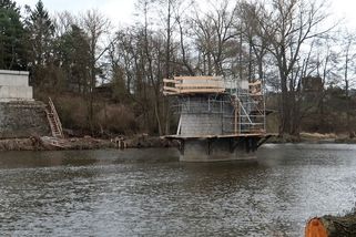 Vzpomínáte na slavnou chaloupku na pilíři uprostřed Radbuzy? Teď tady vyrůstá lávka - Novinky