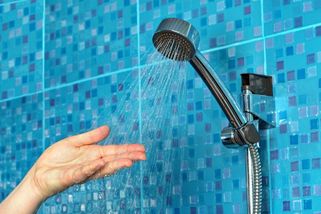 Hrozí zdražení teplé vody. Kvůli nařízení EU, které začne platit v roce 2027 - Novinky