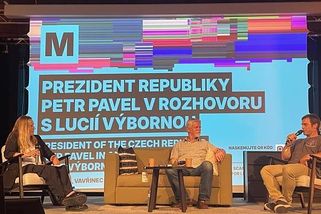 Prezident Pavel dorazil na Colours of Ostrava. Do Gongu přitáhl stovky lidí