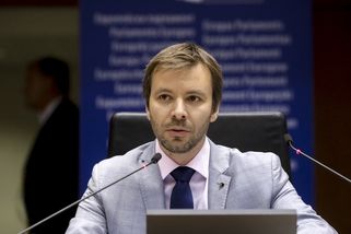 Piráti ztratili soudnost. Eurokomisař má prý být M...