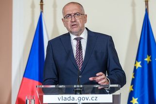 Ministr Bek využil při cestě domů po dálnici maják a záchranářskou uličku - Seznam Zprávy