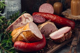 Koupila jsem v Lidlu svůj oblíbený salám. O pár hodin později jsem klečela u záchodu - Médium.cz