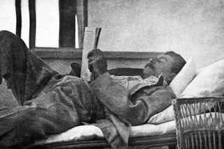 „Měl se raději sám zastřelit.“ Stalin nechal v táboře zemřít vlastního syna - Médium.cz