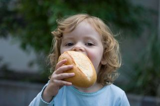 Pokladní vadil snědený rohlík. Stačila jediná věta a už s tím neměla problém - Médium.cz