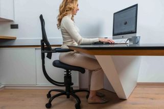 Půlka Čechů prosedí víc než 6 hodin denně. Kolik stojí skutečně zdravotní židle s pružinou pro aktivní sed?