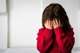 Seniorka v Praze na ulici zfackovala cizí dítě. Podle úřadů jen přestupek za pětistovku - Novinky