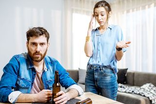 První pivo si otevře hned ráno. Sotva se drží na nohou, něco mu říkám a on usne... Je mi v tu chvíli odporný! - Proženy.cz