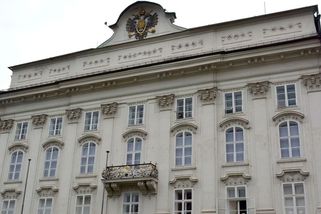 Měsíce krutě trpěl. Tříletý chlapec v Rakousku zemřel hlady, rodiče ho svazovali a zavírali do šuplíku - Novinky