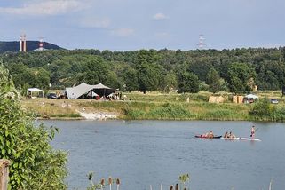 Lidé objevují mezi kopci na jihu Prahy nové přírodní koupaliště. Je schované za golfovým hřištěm - Novinky