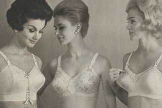 Bombarďáky za socíku: Jaké spodní prádlo se nosilo v Československu? - Médium.cz